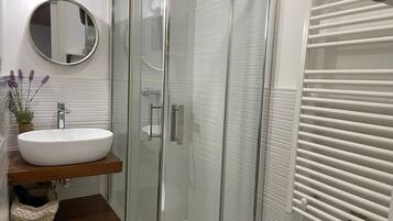 Secador de pelo y toallas