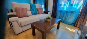 TV - EL TOBOSO APARTMENT (Alcalá de Henares)