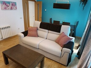 TV - EL TOBOSO APARTMENT (Alcalá de Henares)