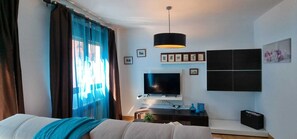 TV - EL TOBOSO APARTMENT (Alcalá de Henares)