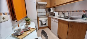 Private kitchen - EL TOBOSO APARTMENT (Alcalá de Henares)