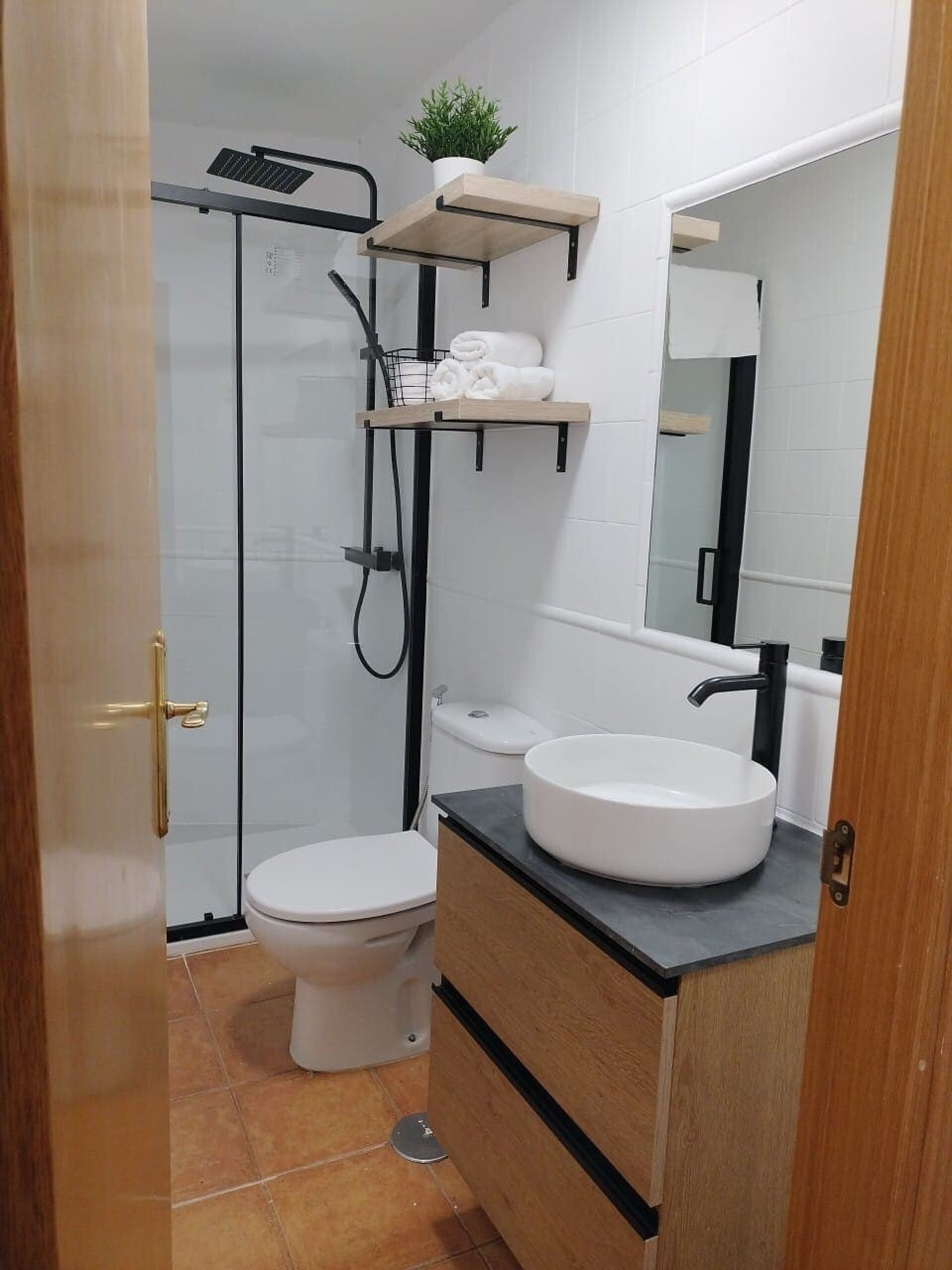 Een haardroger, handdoeken