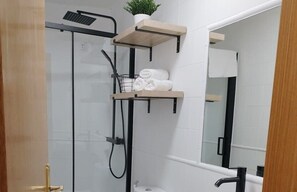 Hårtork och handdukar