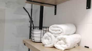 Secador de pelo y toallas