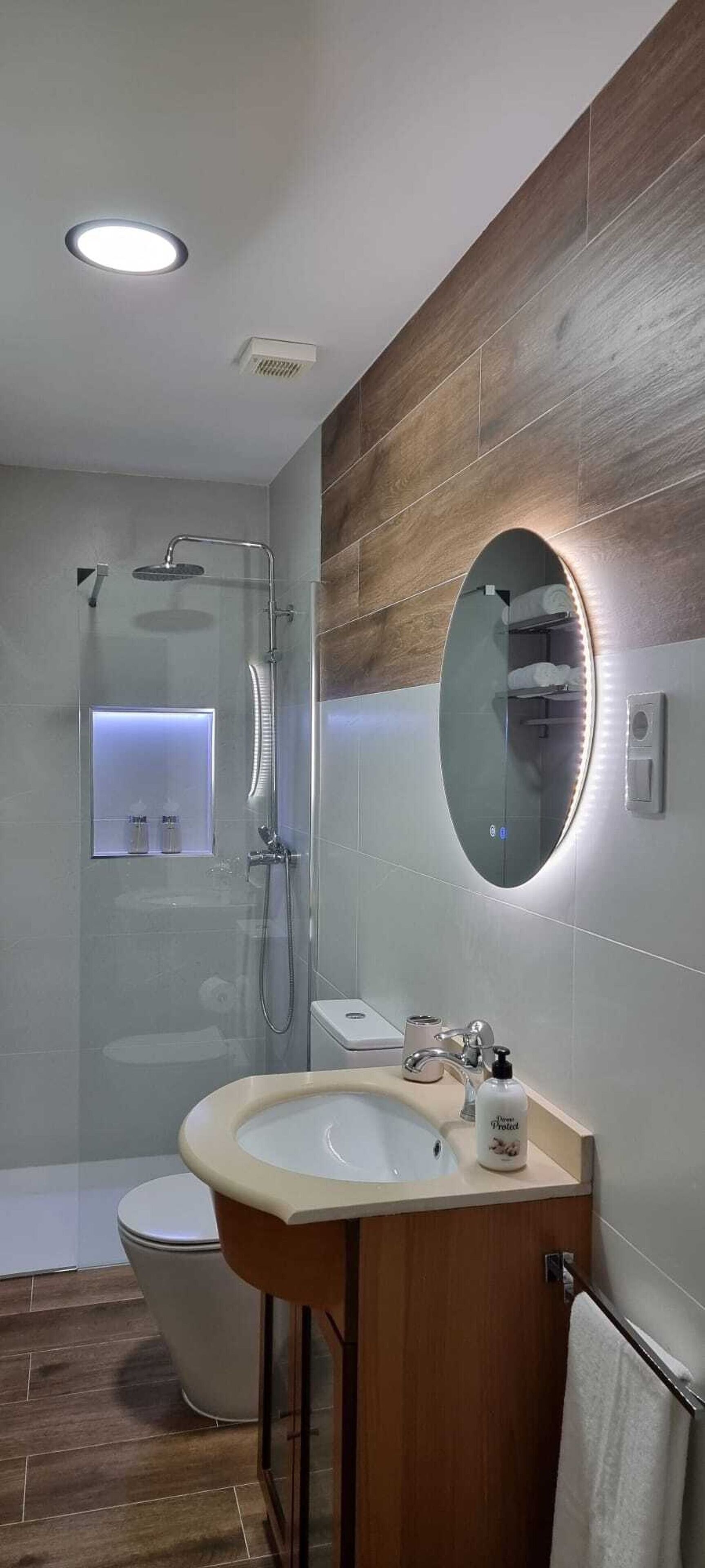 Een haardroger, handdoeken