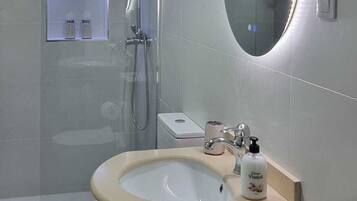 Een haardroger, handdoeken