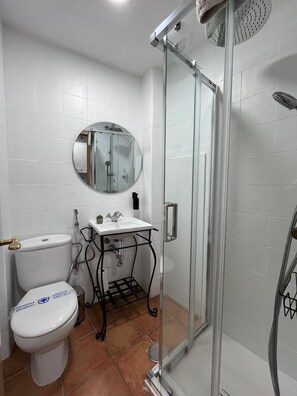 Hair dryer, towels - HOTEL APARTAMENTOS ATRIUM CENTRO HISTÓRICO. B3 (Alcalá de Henares)
