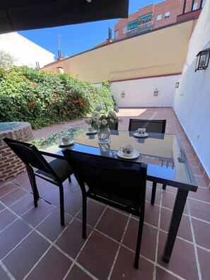 Outdoor dining - HOTEL APARTAMENTOS ATRIUM CENTRO HISTÓRICO. B3 (Alcalá de Henares)