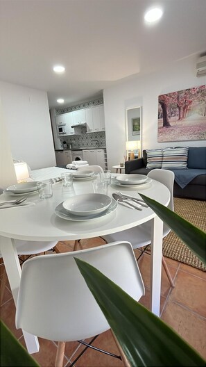 Dining - HOTEL APARTAMENTOS ATRIUM CENTRO HISTÓRICO. B3 (Alcalá de Henares)