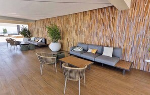 Appartement, 2 chambres, accessible aux personnes à mobilité réduite, balcon | Bar lounge