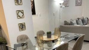 อพาร์ทเมนท์, 2 ห้องนอน, พร้อมสิ่งอำนวยความสะดวกสำหรับผู้พิการ, ระเบียง | ร้านอาหาร