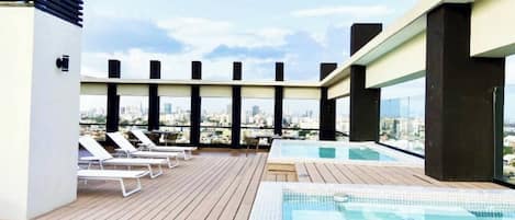 Departamento, 2 habitaciones, con acceso para personas discapacitadas, balcón | Alberca | Alberca al aire libre