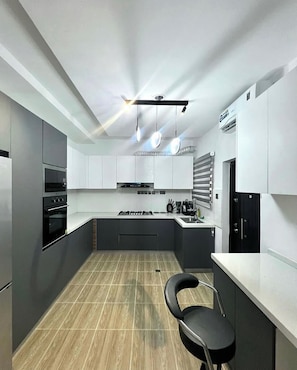 Apartamento econômico, sacada, vista para a cidade | Cozinha privada | Geladeira, micro-ondas, fogão, cooktop
