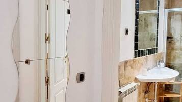 Een haardroger, handdoeken