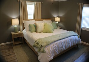 3 bedrooms, iron/ironing board, travel cot, free WiFi - Shark Shack Minutes to the Beach (Gulf Shores)