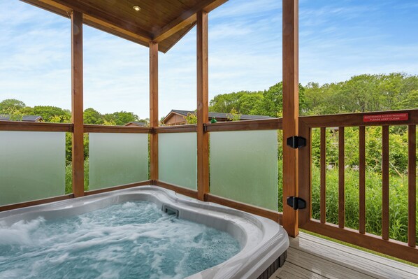 Deluxe-hytte | Udendørs spabad