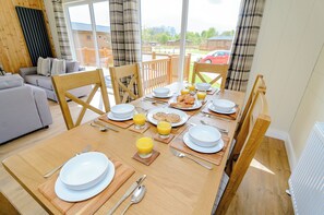 Deluxe Cabin | Dining