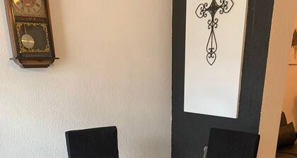 Ideal for family up to 5 people, water 24 hours, quiet area, invoiced.