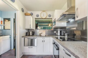 Fridge, microwave, dishwasher, toaster - Casa Verde - Mapua Holiday Home (Mapua)