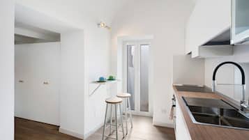 Kühlschrank, Ofen, Herdplatte, Wasserkocher mit Kaffee-/Teezubehör