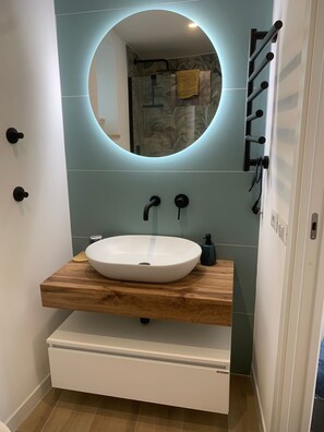 Dusche, Haartrockner, Handtücher