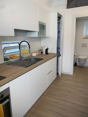 Kühlschrank, Ofen, Herdplatte, Wasserkocher mit Kaffee-/Teezubehör