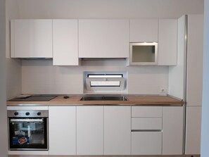 Fridge, oven, stovetop, coffee/tea maker - La Casa Quattrocchi – Tradition and Modern Comfort in Testaccio (Barano D'ischia)