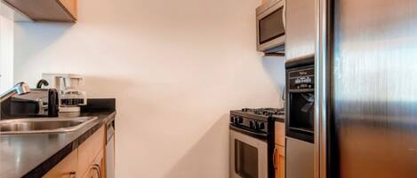 Classic Apartment, 2 Bedrooms, Kitchen | Private kitchen | Full-size fridge, microwave, oven, stovetop