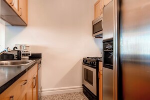 Apartamento clásico, 2 habitaciones, cocina | Cocina privada | Frigorífico grande, microondas, horno y placa de cocina