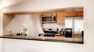 Classic Apartment, 1 Bedroom, Kitchen | Private kitchen | Full-size fridge, microwave, oven, stovetop