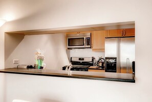 Classic Apartment, 1 Bedroom, Kitchen | Private kitchen | Full-size fridge, microwave, oven, stovetop - Global Luxury Suites in Abilene Texas (Abilene)