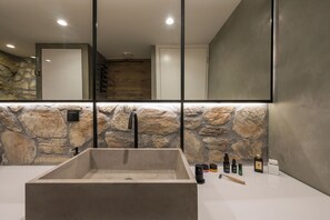 Casa, vistas al mar | Baño | Ducha, artículos de higiene personal gratuitos y secador de pelo