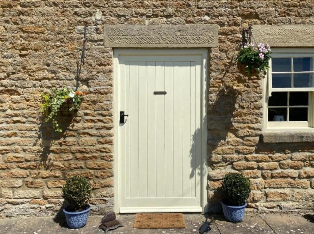 Casa, 1 quarto, vista para o jardim | Detalhe da fachada