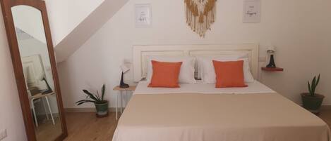 2 makuuhuonetta, työpöytä, silitysrauta/-lauta, ilmainen Wi-Fi