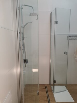 Shower, eco-friendly toiletries, hair dryer, bidet - [Casa Camelia] Elegant Palace with Terrace (Conversano)