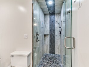 Shower, hair dryer, towels, soap - Charming Countryside Home / Near Edmond & OKC (Arcadia)