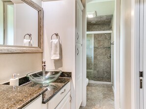 Shower, hair dryer, towels, soap - Charming Countryside Home / Near Edmond & OKC (Arcadia)