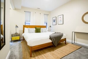 Escriptori, planxa i posts de planxar, wifi i roba de llit 