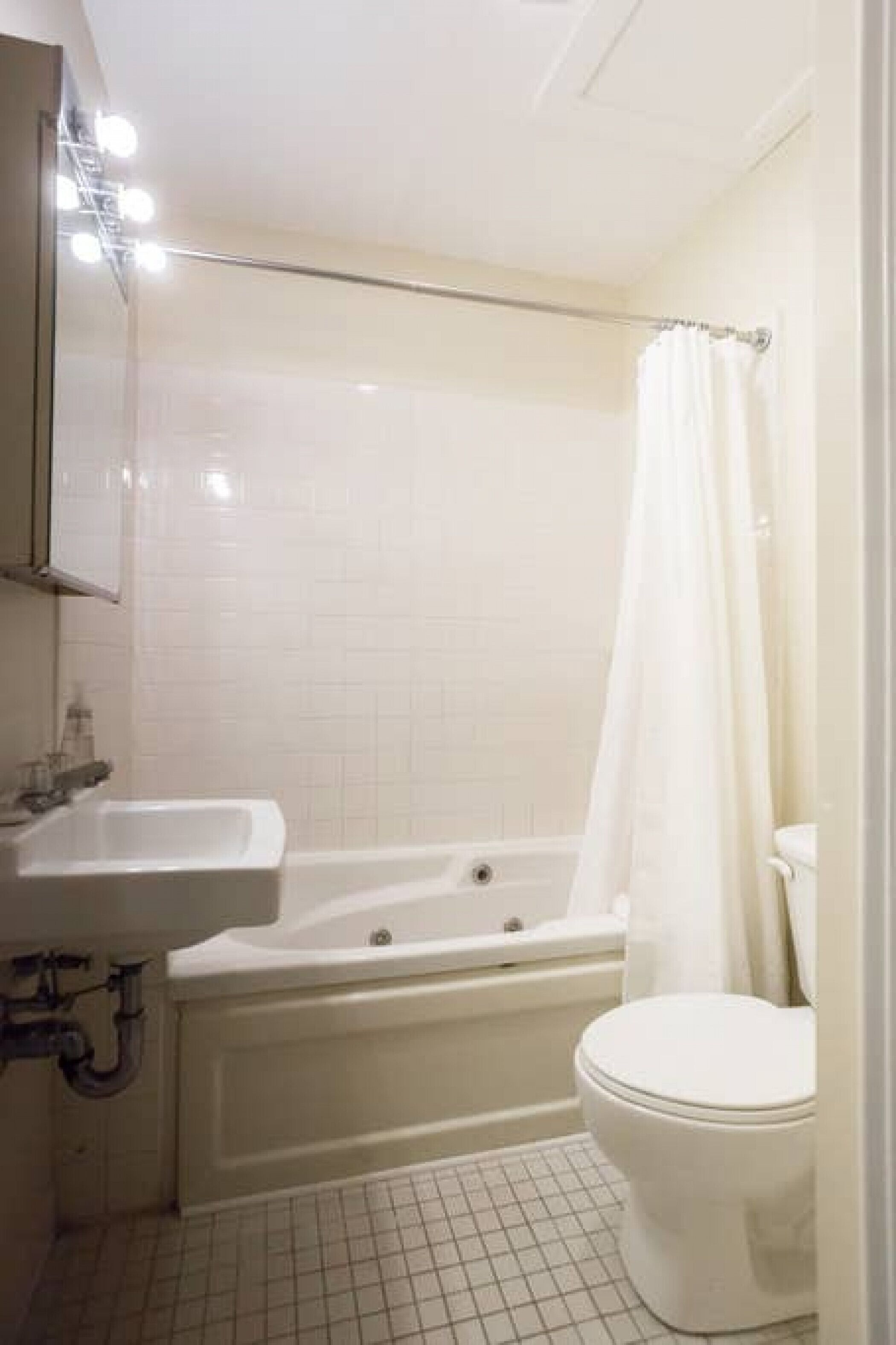 Ein Badezimmer mit Badewanne, Toilette und Waschbecken.