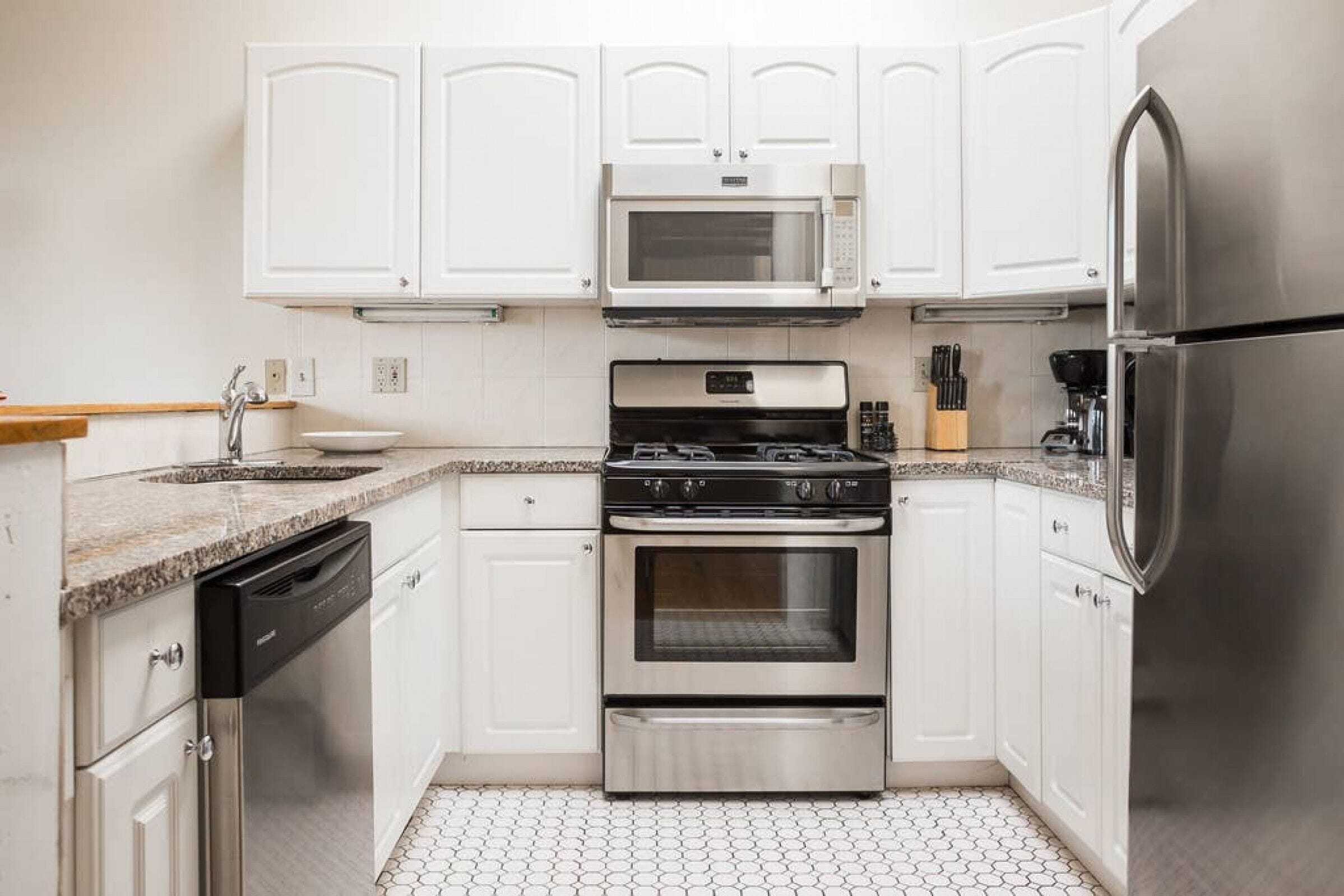 Réfrigérateur, micro-ondes, four, plaque de cuisson