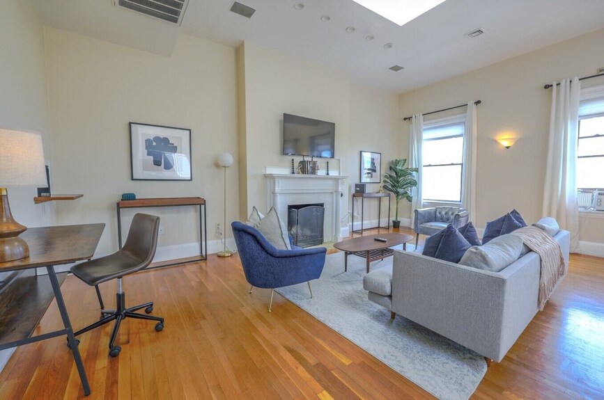 The Only 4 Bedroom Apartment W/ Roofdeck In Boston! 8min From Fenway Park, Close To Universities! - Brookline, MA