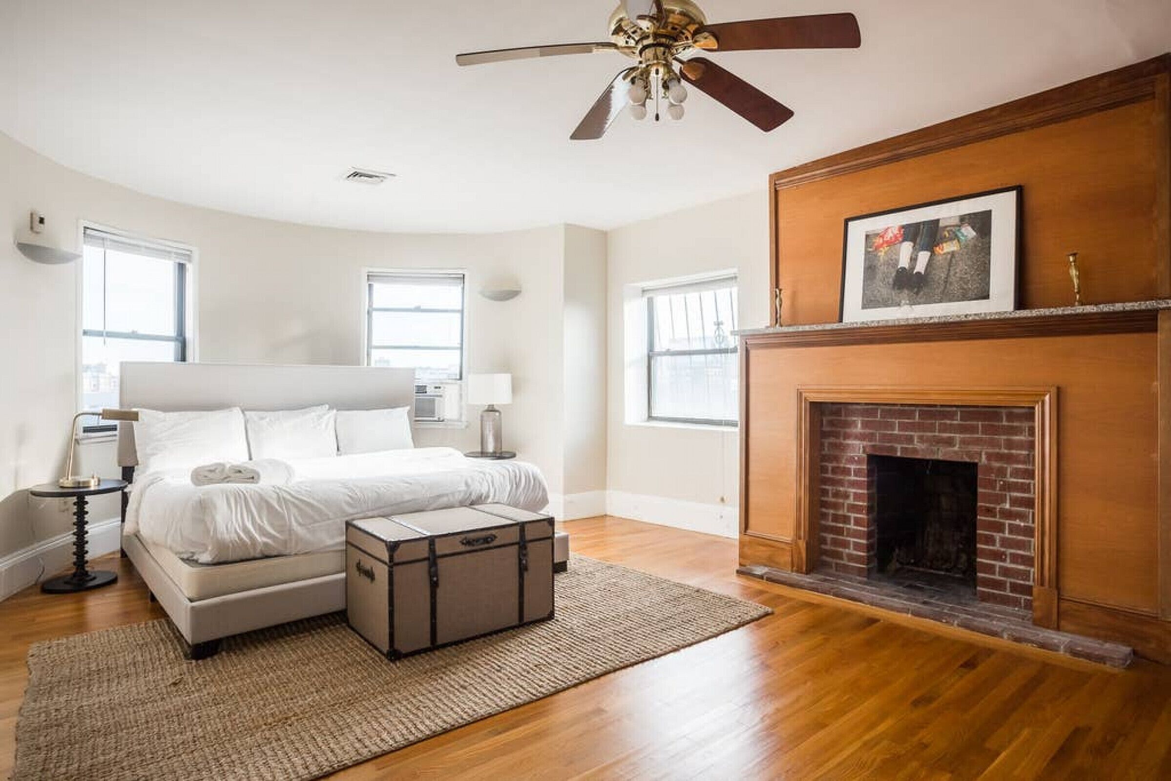 Desk, iron/ironing board, WiFi, bed sheets