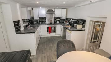 Cookware/dishes/utensils