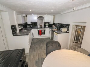 Cookware/dishes/utensils - Chestnut Lodge (Bradford)