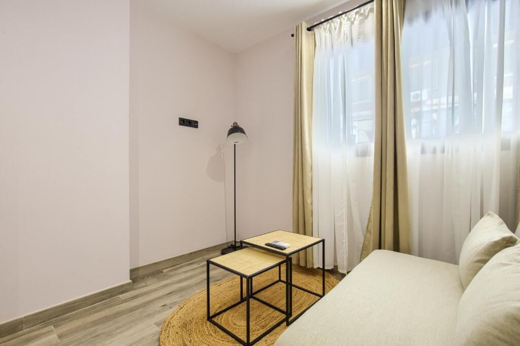 Habitación doble | Zona de estar | Smart TV de 30 pulgadas con canales digitales