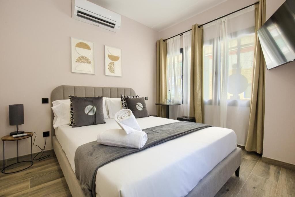 Standard Room, 1 Double Bed | Iron/ironing board, free WiFi