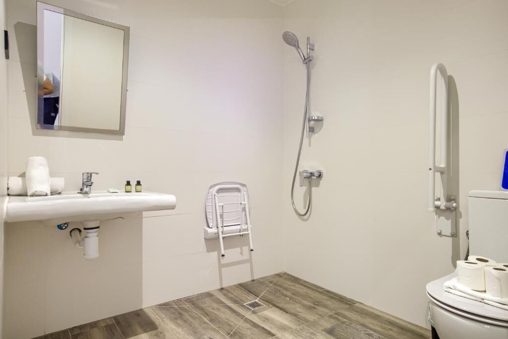 Habitación estándar doble, accesible en silla de ruedas, planta baja | Baño