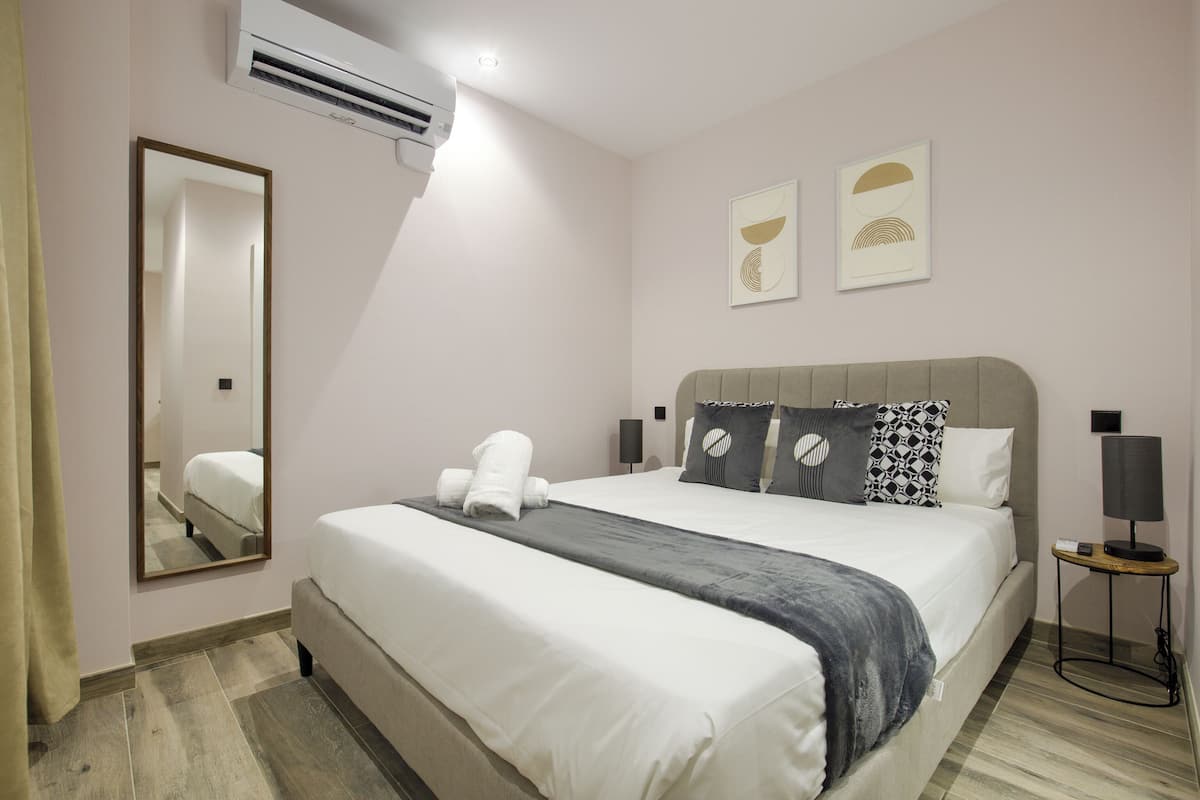 Habitación doble estándar, 1 cama matrimonial | Tabla de planchar con plancha y wifi gratis