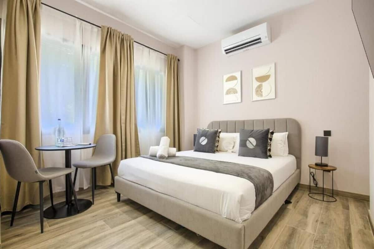 Habitación doble estándar, acceso para personas con movilidad reducida, planta baja | Tabla de planchar con plancha y wifi gratis