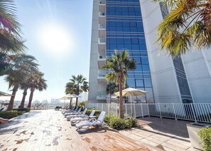 Terrace/patio - Free housekeeping visits during your stay - StayShort - Studio in Damac Hills that Sleeps 3 with Terrace! (Damac Hills)